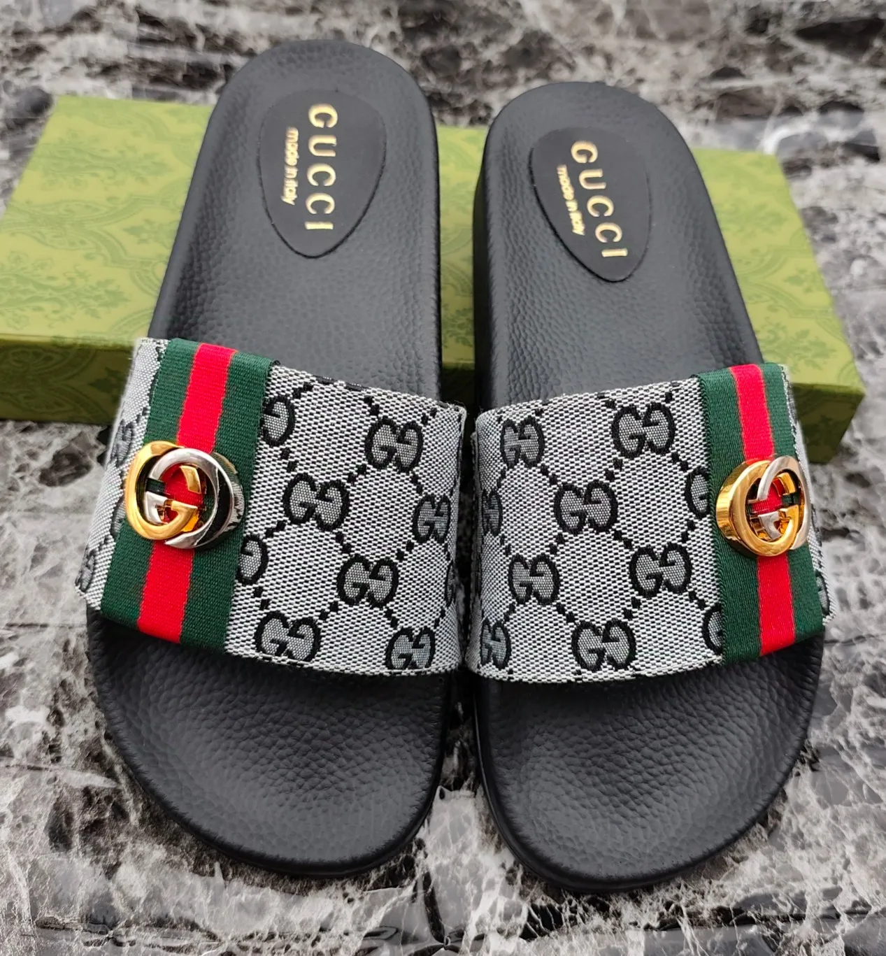 👟👟Ex-factory price 260👟👟 (available all year round), same style for men and women, size 35--48. Couple style🎗Louis Vuitton "LV" slippers, a much-anticipated one, so beautiful that it will melt your hearts❤! It is simply a masterpiece of extraordinary craftsmanship. It is a must-have for everyone. It is made by open mold. It feels Q-bounce and super soft on the feet. It is super delicate on the feet. It is an exclusive model. There are many layouts, so there is always one you like🎉🎉